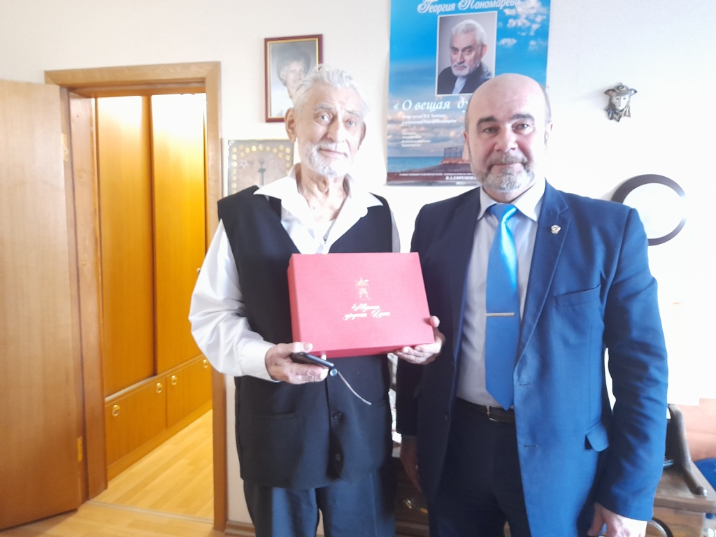 В Твери депутат Арсеньев поздравил с 85-летием актера Георгия Пономарева